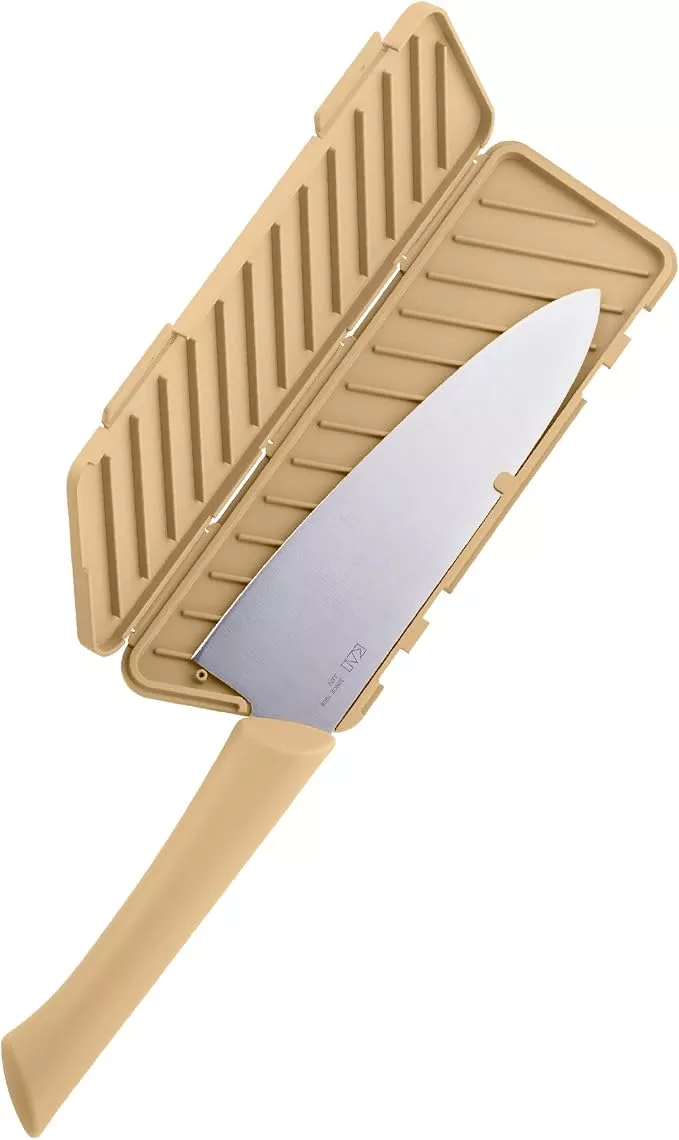 KAI Seki Magoroku Manasaya Nóż Santoku 15 cm z pochwą-deską