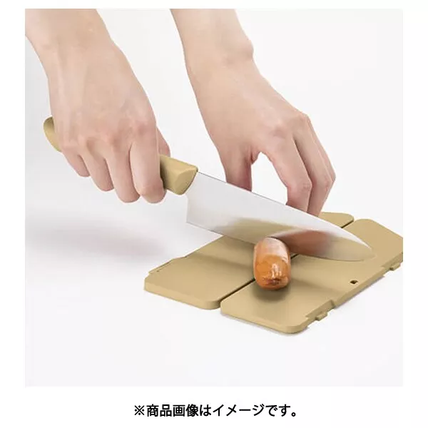 KAI Seki Magoroku Manasaya Nóż Santoku 15 cm z pochwą-deską