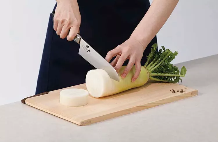 KAI Seki Magoroku Akane Japoński Nóż Santoku, Ostrze 16.5 cm